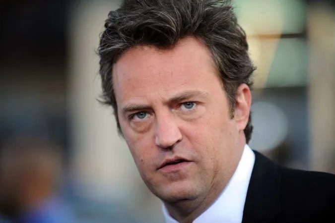 ‘Aquele Sobre Matthew Perry’ é um mergulho sobre fama, vício e solidão