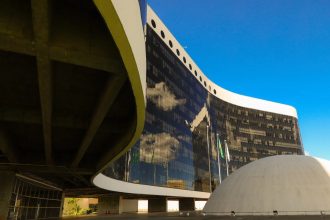 Área técnica do TSE diz que não encontrou notícias falsas citadas por Flávio no canal 'Exército do Lula', mas aponta riscos eleitorais