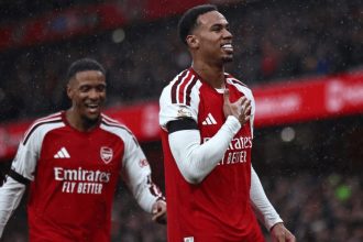 Arsenal vence Everton por 2 a 0 e encosta no City na liderança da Premier League