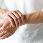 Artrite reumatoide: mesmo com inflamação controlada, pacientes podem sofrer com dor e fadiga