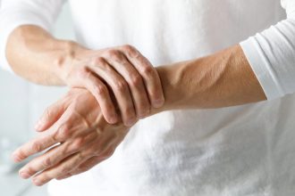 Artrite reumatoide: mesmo com inflamação controlada, pacientes podem sofrer com dor e fadiga