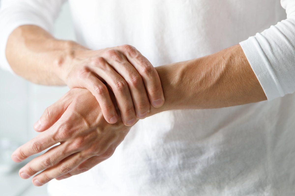 Artrite reumatoide: mesmo com inflamação controlada, pacientes podem sofrer com dor e fadiga