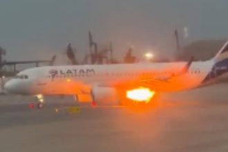 Asa de aeronave da Latam pega fogo durante decolagem no Peru; veja vídeo