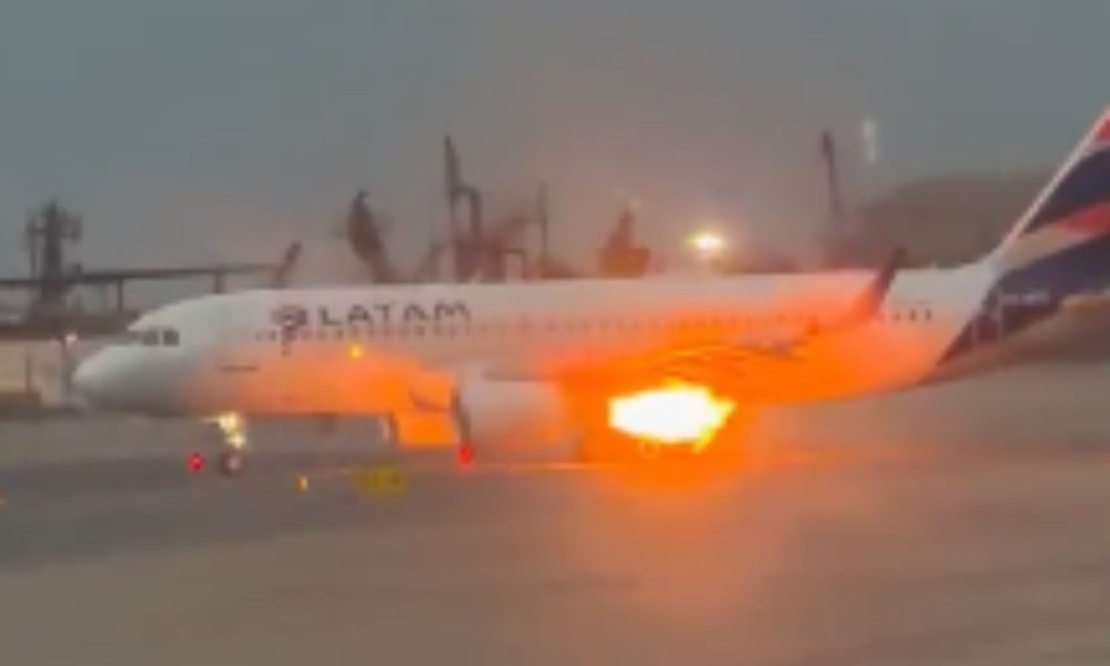 Asa de aeronave da Latam pega fogo durante decolagem no Peru; veja vídeo