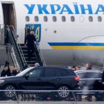 Ataques russos deixam mortos na Ucrânia enquanto Zelensky busca apoio externo