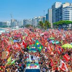 Ato de Lula em Copacabana tem bandeirão do Brasil