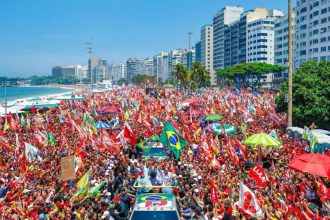 Ato de Lula em Copacabana tem bandeirão do Brasil