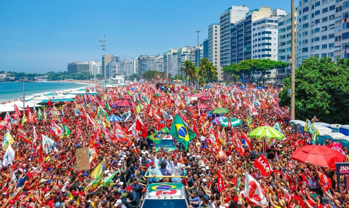 Ato de Lula em Copacabana tem bandeirão do Brasil