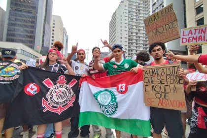 Ato de Lula na Paulista tem imagem de Nossa Senhora, bandeiras do Brasil e Constituição
