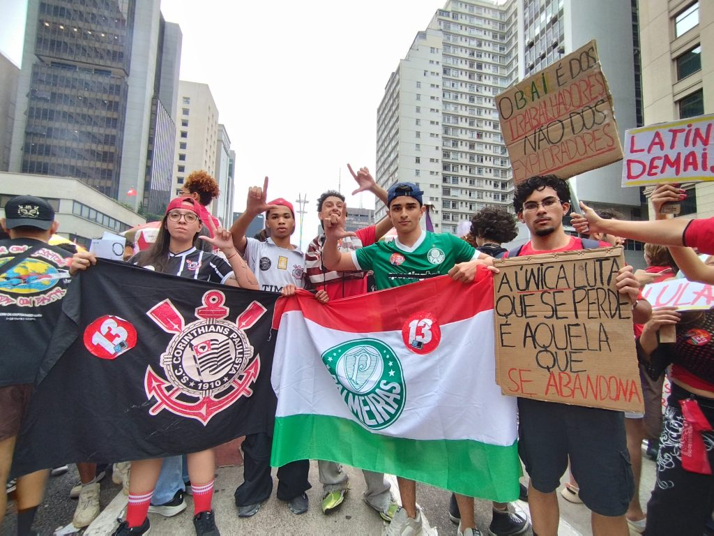 Ato de Lula na Paulista tem imagem de Nossa Senhora, bandeiras do Brasil e Constituição