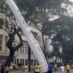 Ato pró-Flávio tem míssil inflável pedindo ataque de Trump