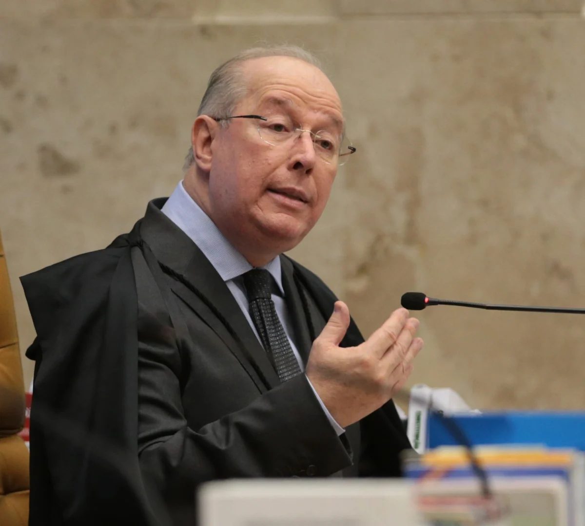 “Autoproclamação” de Flávio degrada a democracia, diz Celso de Mello