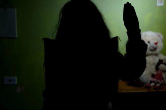 Avó ensinou sinal de socorro usado por menina para pedir ajuda após tentativa de estupro em Curitiba: ‘Quando passava na televisão, eu falava’