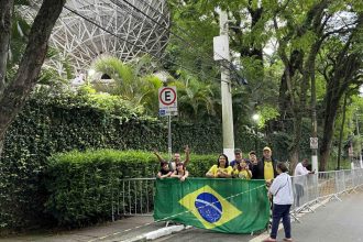 “Band” instala grades para separar apoiadores de Lula e Flávio