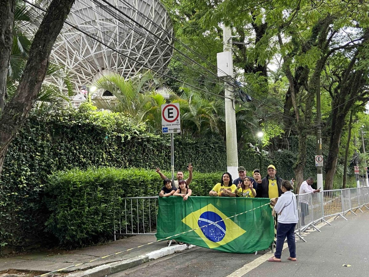 “Band” instala grades para separar apoiadores de Lula e Flávio