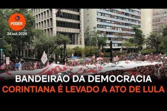 Bandeirão da Democracia Corintiana é levado a ato de Lula na Paulista