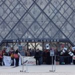 Bloqueio de estudantes fecha portões do museu do Louvre em Paris