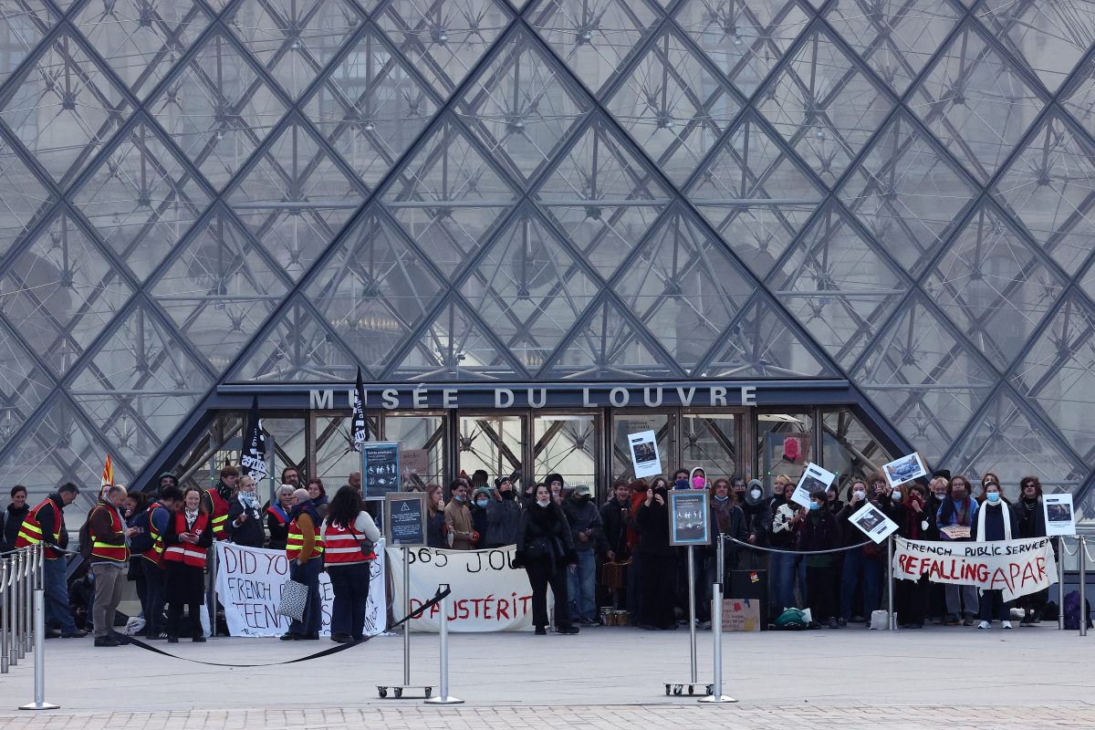 Bloqueio de estudantes fecha portões do museu do Louvre em Paris