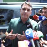 Bolsonaro está feliz com resultado do 1º turno, diz Flávio