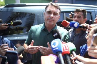Bolsonaro está feliz com resultado do 1º turno, diz Flávio
