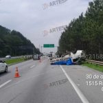 Caminhão capota após pneu estourar na rodovia Ayrton Senna, em Guararema