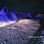 Caminhão carregado com feijão tomba e deixa carga espalhada pela pista em Itapetininga
