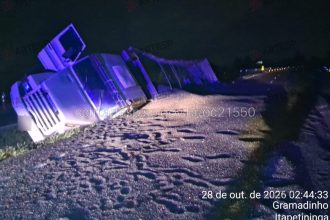 Caminhão carregado com feijão tomba e deixa carga espalhada pela pista em Itapetininga