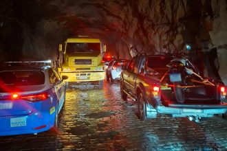 Caminhão quebra dentro de túnel e interdita trecho da RJ-155, em Rio Claro