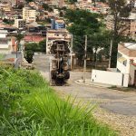 Caminhão tomba e fica em pé na pista após não conseguir subir morro em MG