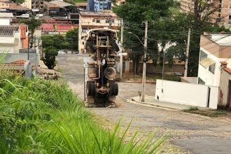 Caminhão tomba e fica em pé na pista após não conseguir subir morro em MG