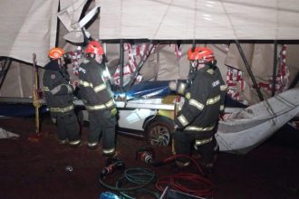 Caminhão tomba sobre van em rodovia no interior de SP