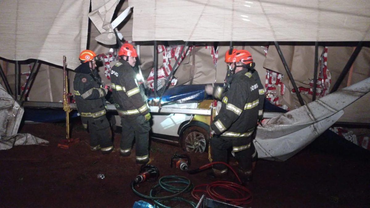 Caminhão tomba sobre van em rodovia no interior de SP