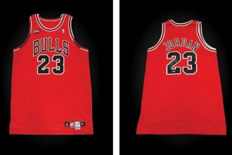 Camisa lendária de Michael Jordan é vendida por US$ 14 mi