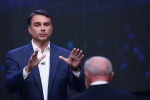 Campanha aprova atuação de Flávio, mas cobra ajustes para novo debate com Lula