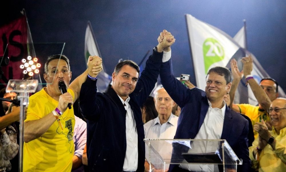 Campanha de Flávio aposta em debate decisivo e escala Tarcísio e Derrite para preparação