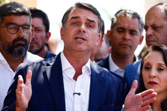 Campanha de Flávio deve acionar justiça após propaganda eleitoral ir ao ar sem áudio