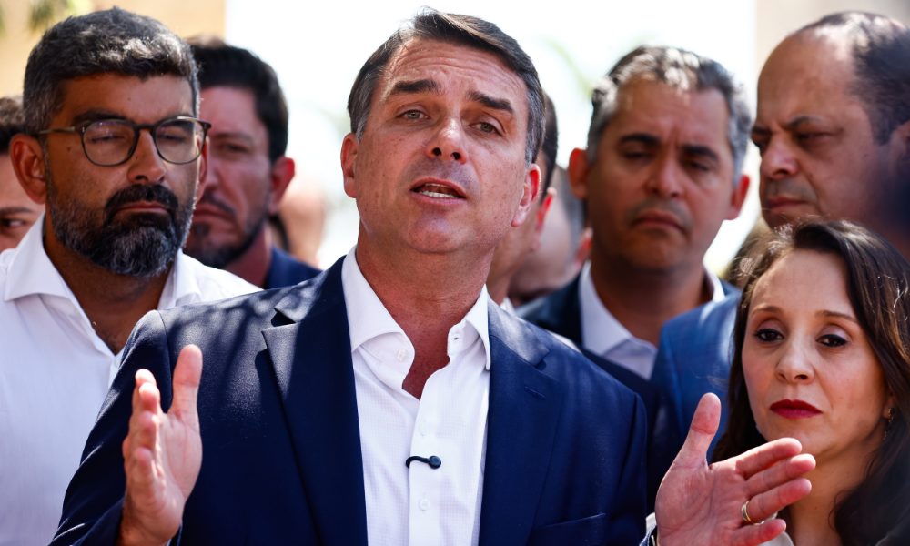 Campanha de Flávio deve acionar justiça após propaganda eleitoral ir ao ar sem áudio
