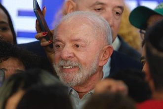 Campanha se apoia em queda de rejeição de Lula para virar sobre Flávio