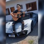 Cantor sertanejo leva quase quatro anos e gasta R$ 80 mil na fabricação de carro para divulgar carreira: 'Me chamavam de doido'