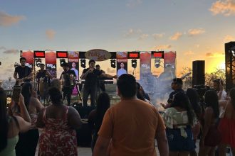 Cantor Thiago Freitas se apresenta no Projeto Pôr do Sol da FM Sergipe