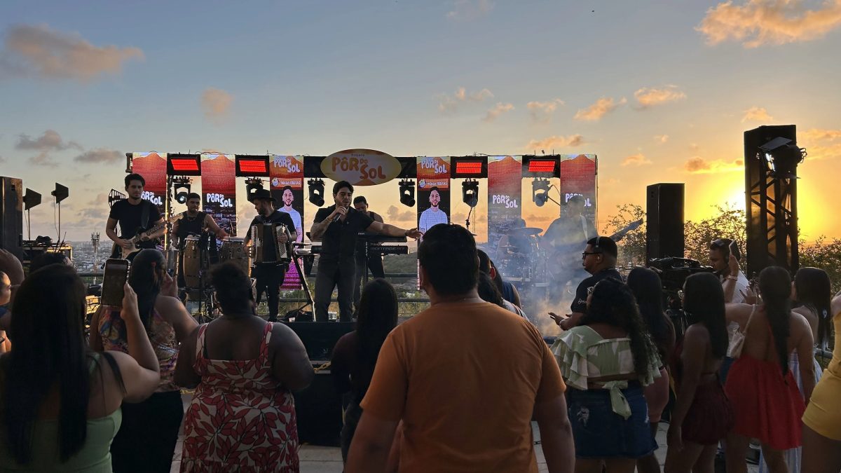 Cantor Thiago Freitas se apresenta no Projeto Pôr do Sol da FM Sergipe