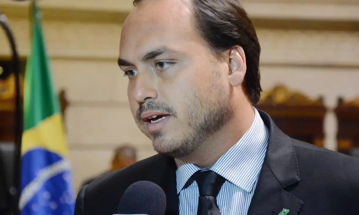 Carlos Bolsonaro declara apoio a Rogério Marinho para o Senado