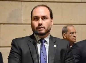 Carlos Bolsonaro visita o pai e relata preocupação com sua saúde