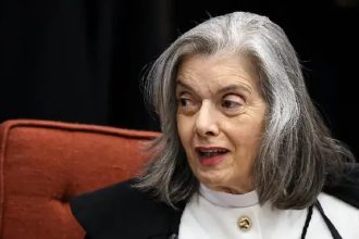 Cármen Lúcia é novamente aplaudida ao votar em BH