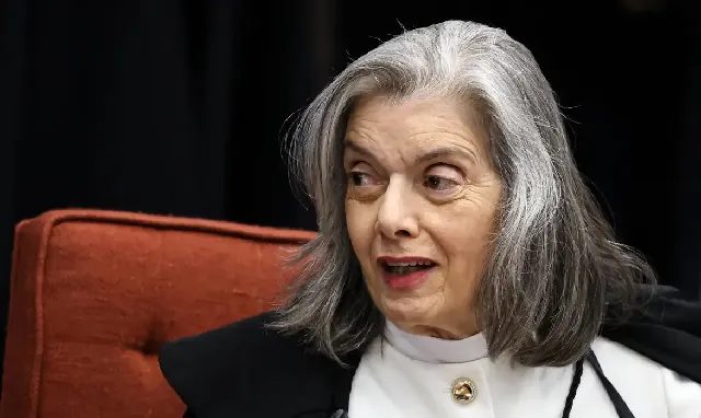 Cármen Lúcia é novamente aplaudida ao votar em BH