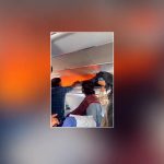 Carregador portátil pega fogo em avião na Índia; assista