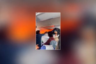 Carregador portátil pega fogo em avião na Índia; assista