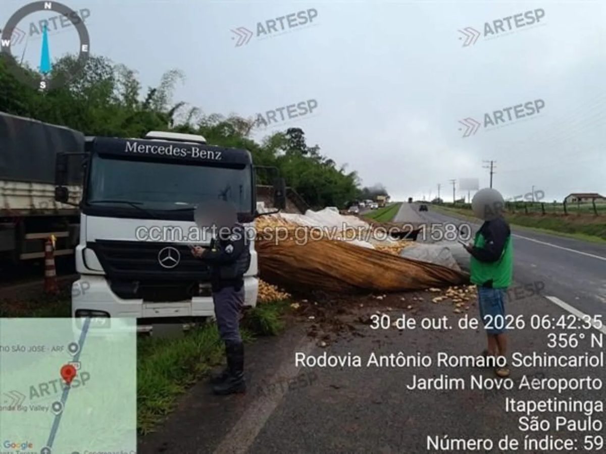 Carreta carregada com batatas tomba e espalha carga em rodovia de Itapetininga