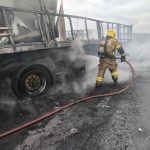 Carreta carregada com granito pega fogo e interdita BR-251 nos dois sentidos
