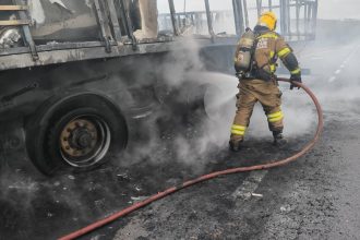 Carreta carregada com granito pega fogo e interdita BR-251 nos dois sentidos